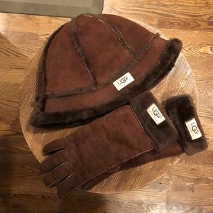 Ugg bucket hat and matching gloves